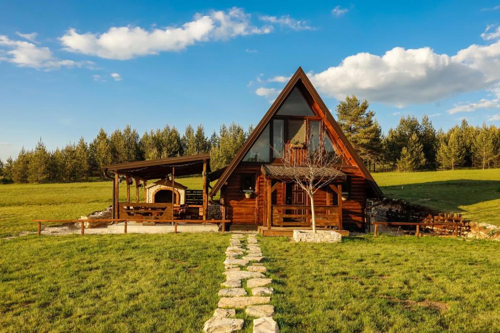 Brvnara Village House IVA na livadi, borova šuma iza kuće