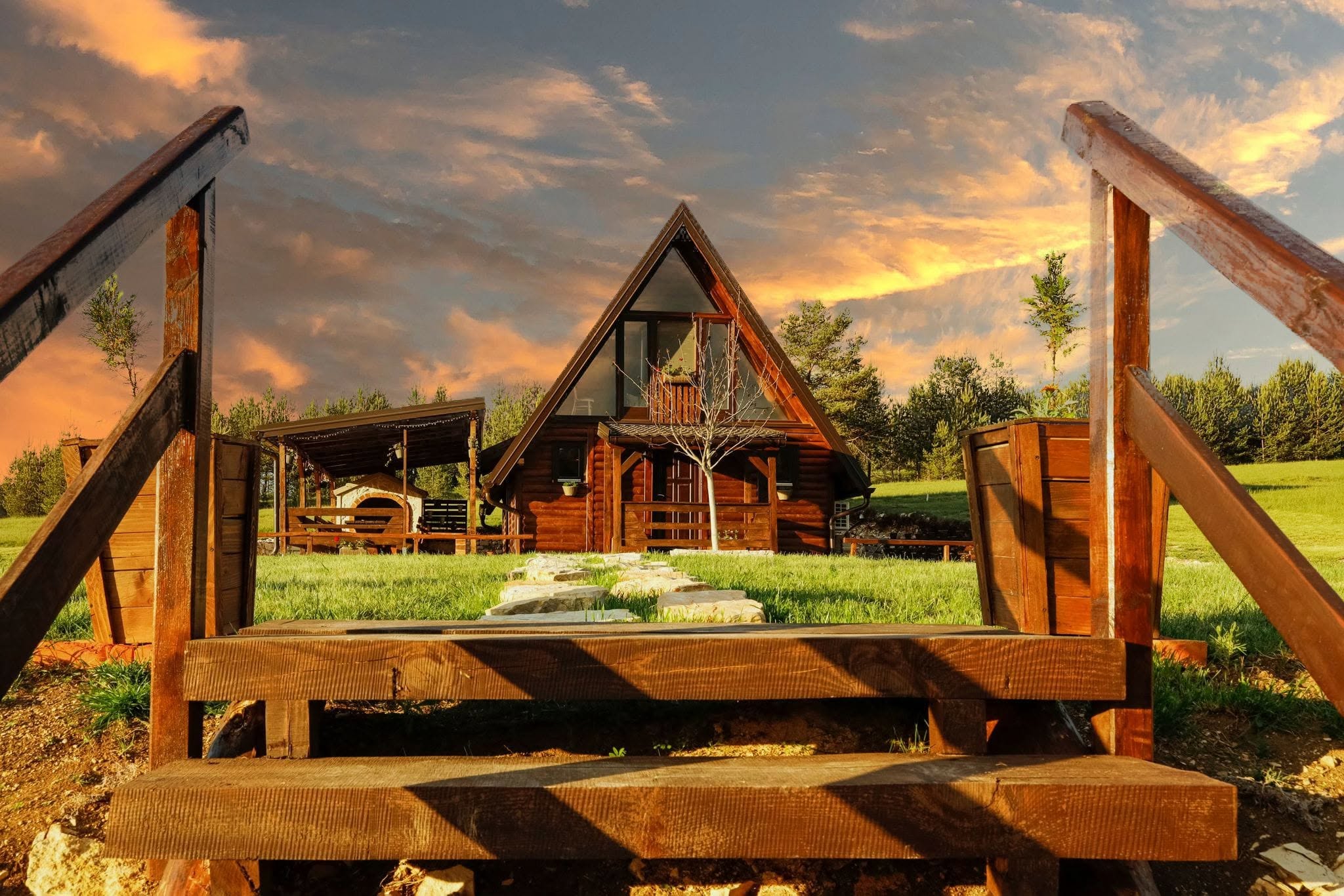 Brvnara Village House IVA u zalazak sunca, kamena staza kroz travu prema kući